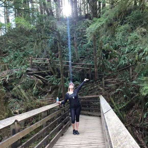 Meet your Posher, Nicole - Picture 1 of 1